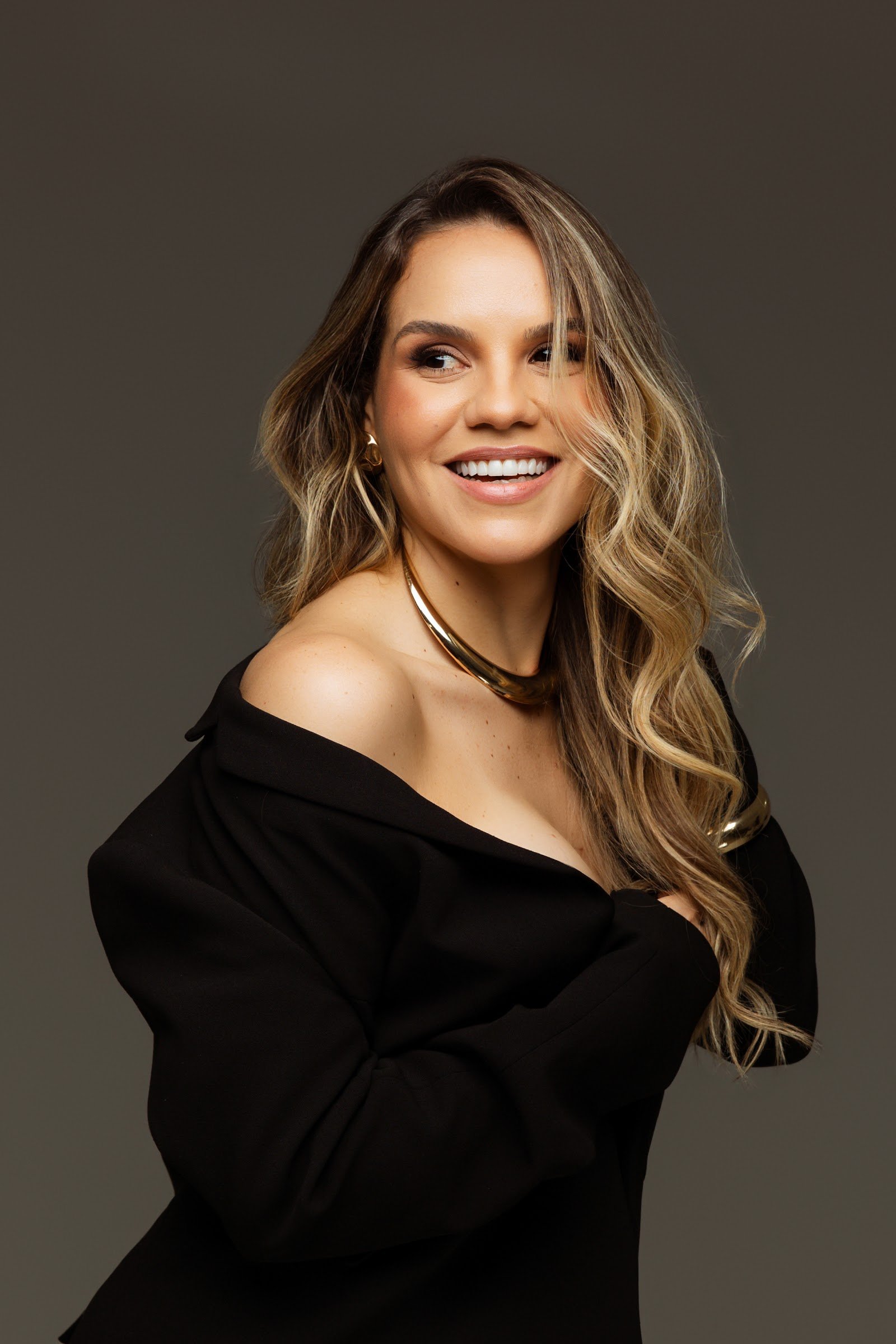 Dra. Maria Rita Bittencourt sorrindo, em retrato de estúdio